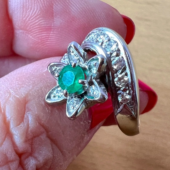 VINTAGE 14K WHITE GOOD EMERALD & DIAMOND FLOWER COCKTAIL RING FABULOUS FEMININE - Picture 9 of 16